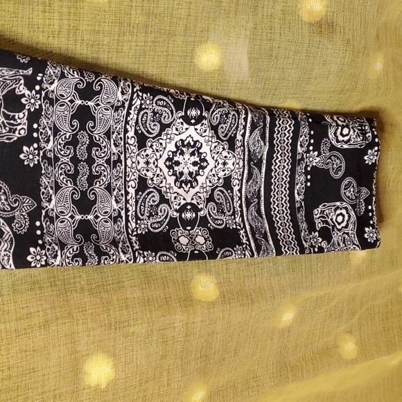 Like New 🐘🖤 soft stretch leggings - Picture 3 of 6